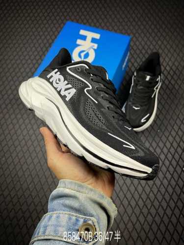 220 B支持放店 公司级小红书推荐Hoka M Clifton 10 全新配色 这个品牌来自于新西兰的毛利语，Hoka表示大地，One One表示飞越，连起来