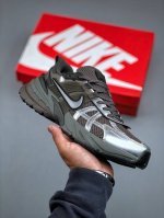 Nike V2K Run 减震防滑复古低帮跑步鞋 Hq1678- #鞋款被命名为 Runtekk 设计上借鉴了 0 年的跑鞋风格 简练又有复古运动气质 材质上使