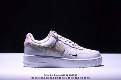 真标耐克Nike Air Force 1“07空军一号低帮百搭休闲运动板鞋。柔软、弹性十足的缓震性能和出色的中底设计，横跨复古与现代的外型结合，造就出风靡全球三