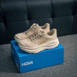 核心私 hoka M Bondi 9全新配色 这个品牌来自于新西兰的毛利语 Hoka表示大地 One One表示飞越 连起来就是飞越地平线 One One不是读