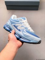 新百伦 New Balance Nb U 0Ea 运动跑步鞋。此复刻经典鞋款，加入当下大热的户外元素，以曾经篮球鞋款型式样加以打造鞋款造型。编织鞋带以及加强稳固
