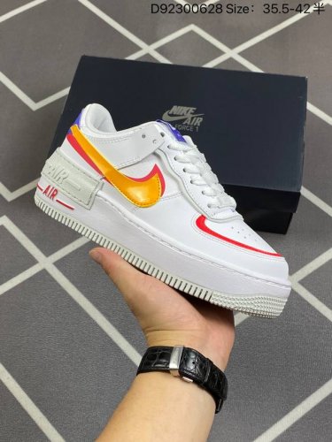 Nike Wmns Air Force 1 Shadow 马卡龙军空一号轻增量高低帮搭百板鞋。为典经设计注玩入味元素。 分层构结、大加中及底双重品牌标志，充彰份
