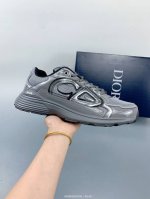 dior 迪奥 B30 复古风透气百搭休闲鞋 B30运用了质感细腻的皮革与网眼布面材质拼接成鞋身，鞋身两侧贴有显眼的字母Cd表明身份，为Christian Di