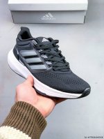 阿迪达斯 Adidas Eq21 Run Yy 系列街头网布透气时尚运动慢跑鞋。经典复古的外观，打造街头跑鞋时尚感，后跟嵌入了Tpu，支撑锁定双脚。搭载Runn