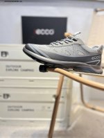 ecco爱步男鞋轻便透气舒适耐穿 亲肤吸汗舒适内里 防滑防磨 持久干爽 简约粗绳系带 穿脱更加方便 柔韧防滑大底 鞋底立体凹槽 凹凸花纹加持 增强防滑减震性能