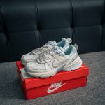 核心私 nike V2K Run 减震防滑复古低帮跑步鞋 材质上使用大面积网眼 皮革 Tpu 组成 支撑和透气性肯定不错 中底处由 Cushlon 泡绵打造 保