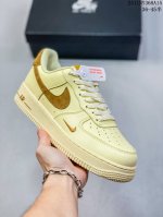 福利特价带半码耐克nike Air Force 1‘07 空军一号低帮百搭休闲运动板鞋。柔软、弹性十足的缓震性能和出色的中底设计，横跨复古与现代的外型结合，造就