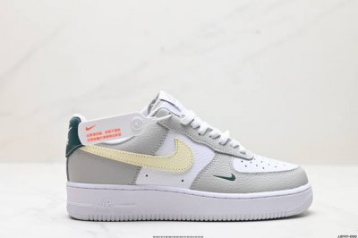真标耐克nike Air Force 7 空军一号低帮百搭休闲运动板鞋。柔软、弹性十足的缓震性能和出色的中底设计，横跨复古与现代的外型结合，造就出风靡全球三十多