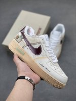 Nike Air Force 1 Low 空军一号低帮百搭休闲运动板鞋。柔软、弹性十足的缓震性能和出色的中底设计，横跨复古与现代的外型结合，造就出风靡全球三十多