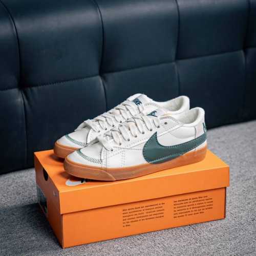 核心私 耐克Nike Blazer Mid 77 Jumbo 复古经典开拓者 颇具辨识度的Nike Blazer Mid配色，将于今年回归登场，Swoosh配色