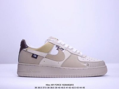 公司级耐克Nike AIR FORCE 1‘07 LV8 空军一号低帮百搭休闲运动板鞋。柔软、弹性十足的缓震性能和出色的中底设计，横跨复古与现代的外型结合，造就