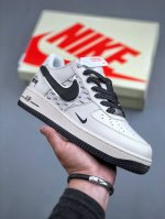 Nike Air Force 1 '07 Low “斯图西联名--米黑英文银边”空军一号 低帮 运动鞋 休闲鞋 折边针车 工艺难度大 原楦头原纸板 原装鞋盒 定