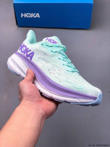 集图 Hoka One One 克利夫顿9 轻量级缓震跑步鞋！鞋款延续克利夫顿的最佳品质，继续呈现极致柔软和超凡轻盈的完美组合。 全新的鞋面加大透气网孔，提升后