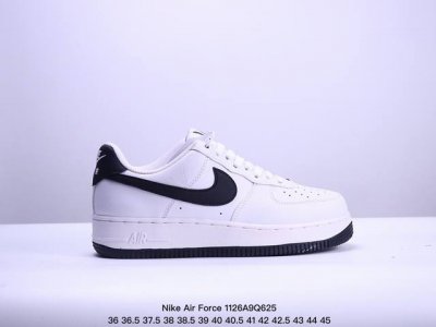 120 Nike/耐克 男女鞋真标带半码，原楦原纸版数据开发版型，采用硬质荔枝纹牛剖皮革鞋面材质，内置全掌Air Sole气垫经典白黑配色，耐克Nike Air