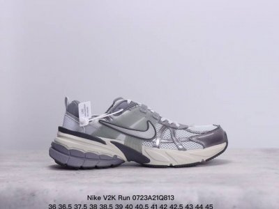 Nike V2K Run 复古单品 复古老爹鞋跑步鞋 鞋款被命名为 Runtekk 设计上借鉴了 2000 年的跑鞋风格 配色上以金属银为主调 简练又有复古运动