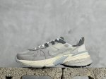 K版 Nk V2K Runtekk 3Xl 减震防滑复古低帮跑步鞋 鞋款被命名为 Runtekk 设计上借鉴了 2000 年的跑鞋风格简练又有复古运动气质 材质