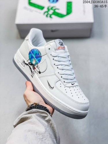 公司级带半码耐克Nike Air Force 1’07 Low空军一号低帮百搭休闲运动板鞋。柔软、弹性十足的缓震性能和出色的中底设计，横跨复古与现代的外型结合，