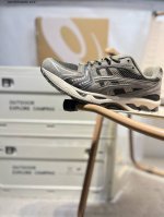 asics Gel-Kayano 14亚瑟士经典跑鞋 如今机能风和户外风吹得正劲，便是主打“Urban Outdoor机能越野风格”，城市和户外场景都能轻松应对