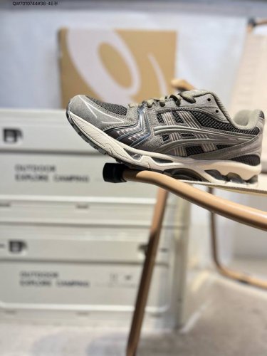 asics Gel-Kayano 14亚瑟士经典跑鞋 如今机能风和户外风吹得正劲，便是主打“Urban Outdoor机能越野风格”，城市和户外场景都能轻松应对