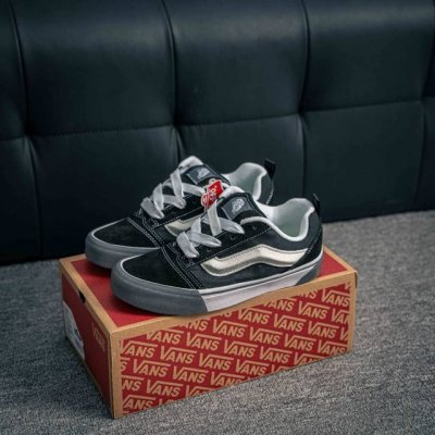 核心私 Vans Knu Skool灰生胶复古面包鞋！ 超火的大Vans灰生胶复古黑色面包鞋 90年代复古灵魂+现代超宽基因，加宽饰条+加粗鞋带狂野升级，硫化底