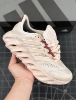 阿迪达斯adidas Switch Fwd M 畅跑舒适tpu网布耐磨低帮 休闲跑步鞋 鞋底够软，比bondi脚感更软糯，走起路来像坐船的感觉; 全底有类似tp