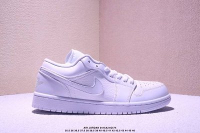 Air Jordan 1 Low Aj1 原装版本低帮球鞋一直是占领街头的宠儿。眼前两款 Air Jordan 1 Low 新品，不仅拥有黑脚趾的熟悉轮廓，简洁