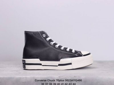 Converse Chuck 70Plus 将经典设计与未来风格糅合演绎，全新经典之作。皮面与大胆的不对称线条相融合呈现个性张扬的外观，橡胶拼接和星星脚踝贴片为