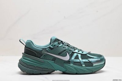 公司级耐克nike V2K Run跑步鞋复古风潮 网面透气运动鞋 灰银紧致的鞋面材质提供良好的包裹性鞋侧 Swoosh以及鞋头部分搭配增添不少亮点的镀铬细节鞋垫