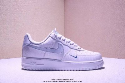 真标耐克Nike Air Force 1’07 Low空军一号低帮百搭休闲运动板鞋。柔软、弹性十足的缓震性能和出色的中底设计，横跨复古与现代的外型结合，造就出风