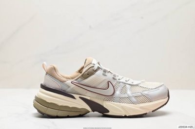 公司级耐克nike V2K Run跑步鞋复古风潮 网面透气运动鞋 灰银紧致的鞋面材质提供良好的包裹性鞋侧 Swoosh以及鞋头部分搭配增添不少亮点的镀铬细节鞋垫