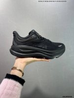 公司级Hoka M Bondi 9 轻盈跑鞋 这个品牌来自于新西兰的毛利语，Hoka表示大地，One One表示飞越，连起来就是飞越地平线，One One不是读