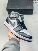Jordan 乔丹 原楦原档案数据开发，中底注胶孔内置真sole气垫酷似 Dior 联名，耐克nike Air Jordan 1 Retro Mid White