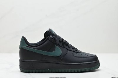 真标耐克Nike Air Force 7空军一号低帮百搭休闲运动板鞋。柔软、弹性十足的缓震性能和出色的中底设计，横跨复古与现代的外型结合，造就出风靡全球三十多年