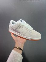 Nike Dunk Sb Low 全新配色 定制Dunk Sb顾名思义，具有经典的Dunk血缘，又注入了更多的时尚元素。相较于普通的Dunk滑板鞋，改良版的Du