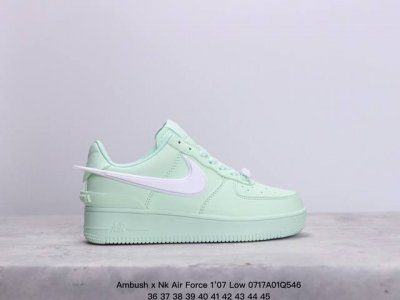 真标ambush X Nk Air Force 1‘07 Low Sp 空军一号联名标志性的swoosh延伸至鞋跟之外 鞋舌和鞋垫上印有ambush品牌标志 整