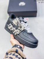 真标带半码耐克nike Air Force 7 空军一号低帮百搭休闲运动板鞋。柔软、弹性十足的缓震性能和出色的中底设计，横跨复古与现代的外型结合，造就出风靡全球
