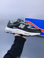 新百伦 New Balance Nb2000系列复古运动慢跑鞋，鞋面为合成皮革与聚酯网眼相拼，质轻、透气、包覆感舒适，鞋底的双色流线设计加上前后脚掌的双气垫支撑