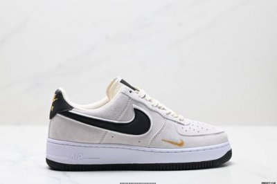 真标耐克Nike Air Force 1‘07空军一号低帮百搭休闲运动板鞋。柔软、弹性十足的缓震性能和出色的中底设计，横跨复古与现代的外型结合，造就出风靡全球三