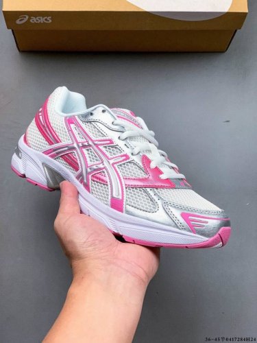 Asics Gel- 亚瑟士新款运动跑步鞋 Asics Gel- 可以称得上是复古美学的入门代表作，它所呈现的是千禧年后期的时代变迁风格。 整双鞋在鞋面部分选用