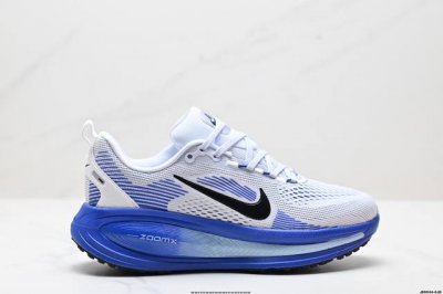 250 公司级Nike Vomero 18 耐克 舒适减震防滑 低帮跑步鞋 全掌Reactx泡绵中底 前掌和后跟还配备了Air Zoom气垫单元 据说跑起来更快