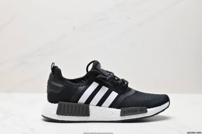 公司级ad Boost Nmd R1 经典跑鞋系列全新配色 弹力针织鞋面 原装高弹boost颗粒大底 缓震性能卓越 体质轻盈且抗冲击 整双鞋子的透气性和舒适度完
