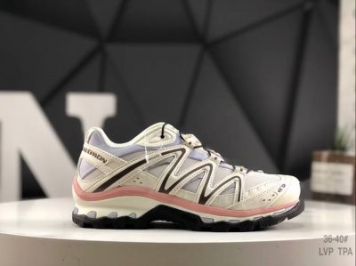 230 萨洛蒙 探索者系列户外越野跑鞋 Xt-Quest Adv Beige鞋面采用Sensifit贴合技术 全方位贴合包裹脚型 鞋跟部鞋底牵引设计 提供强大的