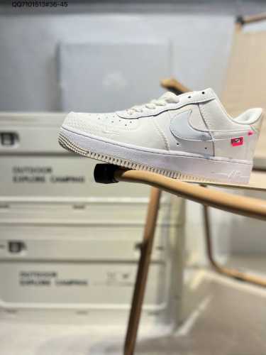 蛇年限定# 耐克 Nike Air Force 1 '07空军一号 百搭休闲运动板鞋。柔软、弹性十足的缓震性能和出色的中底设计，横跨复古与现代的外型结合，造就出