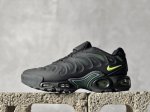 NK Air Max Plus 复古气垫跑鞋 中底造型大部分保留，仅在前段追加了加固上翻 鞋面的经典轮廓得以重塑 带来更契合现代审美的外观 整双鞋采用撞色妆点