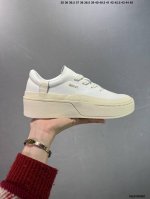 公司级Ad Labcourt 百搭休闲轻松舒适耐磨透气低帮板鞋 If1711 Fog平替单品 鞋面使用了绒毛麂皮 鞋面和鞋底连接处使用了包边处理 看起来更加精致