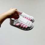 专柜版Adidas小海马三代儿童凉鞋 Size:22-35码 Adidas小海马三代童鞋，踩出快乐的步伐设计超级萌萌哒，色彩斑斓，就像彩虹在脚边跳舞。 经典Ad