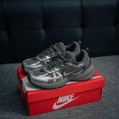核心私 nike V2K Run 减震防滑复古低帮跑步鞋 材质上使用大面积网眼 皮革 Tpu 组成 支撑和透气性肯定不错 中底处由 Cushlon 泡绵打造 保
