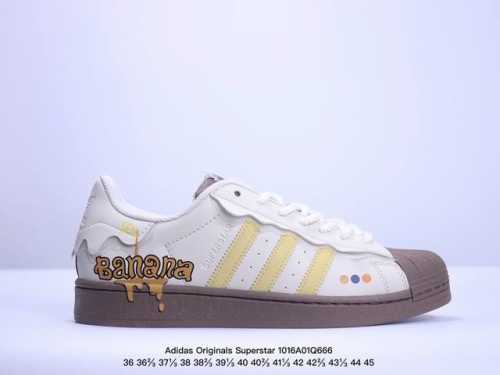 Adidas 阿迪达斯 男女鞋真标半码制，升级原楦开发版型，采用环保纤维革鞋面材质，改良全包围鞋垫，正确版鞋底模具及扇贝头盖片女神搭配款,阿迪达斯 三叶草adi
