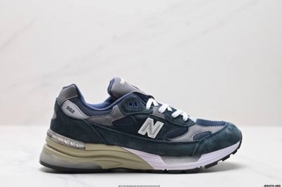 公司级新百伦jound × New Balance 992 复古风格鞋面采用猪皮革与织物相结合，尼龙网布在拼接工序上极为繁复，彰显质感的同时带来舒适透气的体验；