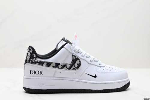 真标耐克Nike Air Force 1“07空军一号低帮百搭休闲运动板鞋。柔软、弹性十足的缓震性能和出色的中底设计，横跨复古与现代的外型结合，造就出风靡全球三